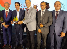 Presidente Porto de SFS, Cleverton Vieira (no centro) comemorou a premia&ccedil;&atilde;o 