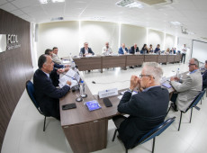 O Conselho das Federa&ccedil;&otilde;es Empresariais de Santa Catarina, reunido na sede da FCDL, debateu o cen&aacute;rio econ&ocirc;mico diante da tramita&ccedil;&atilde;o da Proposta de Emenda Constitucional que reduz a jornada de trabalho sem redu&ccedil;&atilde;o salarial
