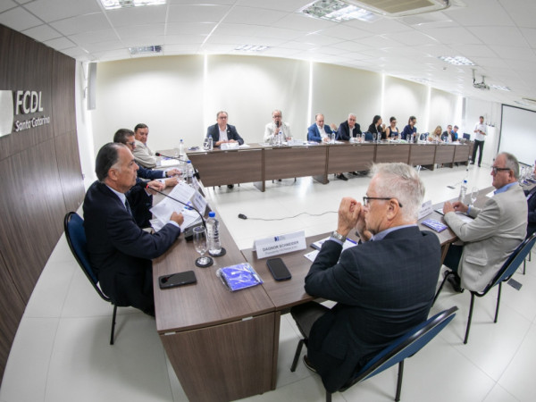 O Conselho das Federa&ccedil;&otilde;es Empresariais de Santa Catarina, reunido na sede da FCDL, debateu o cen&aacute;rio econ&ocirc;mico diante da tramita&ccedil;&atilde;o da Proposta de Emenda Constitucional que reduz a jornada de trabalho sem redu&ccedil;&atilde;o salarial