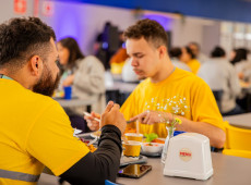 O comportamento dos adultos &agrave; mesa tem papel decisivo na forma&ccedil;&atilde;o dos h&aacute;bitos alimentares das crian&ccedil;as, diz a nutricionista