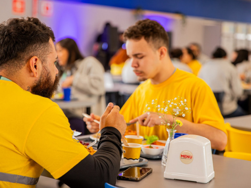 O comportamento dos adultos &agrave; mesa tem papel decisivo na forma&ccedil;&atilde;o dos h&aacute;bitos alimentares das crian&ccedil;as, diz a nutricionista