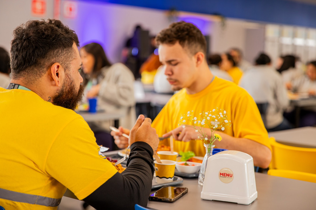 O comportamento dos adultos à mesa tem papel decisivo na formação dos hábitos alimentares das crianças, diz a nutricionista