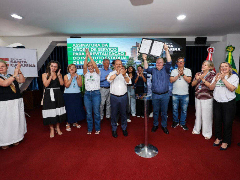  Jorginho Mello assinou a Ordem de Servi&ccedil;o no valor de R$ 5 milh&otilde;es para pintura, revitaliza&ccedil;&atilde;o e recupera&ccedil;&atilde;o estrutural do Instituto Estadual de Educa&ccedil;&atilde;o, maior escola da rede e refer&ecirc;ncia na Am&eacute;rica Latina.