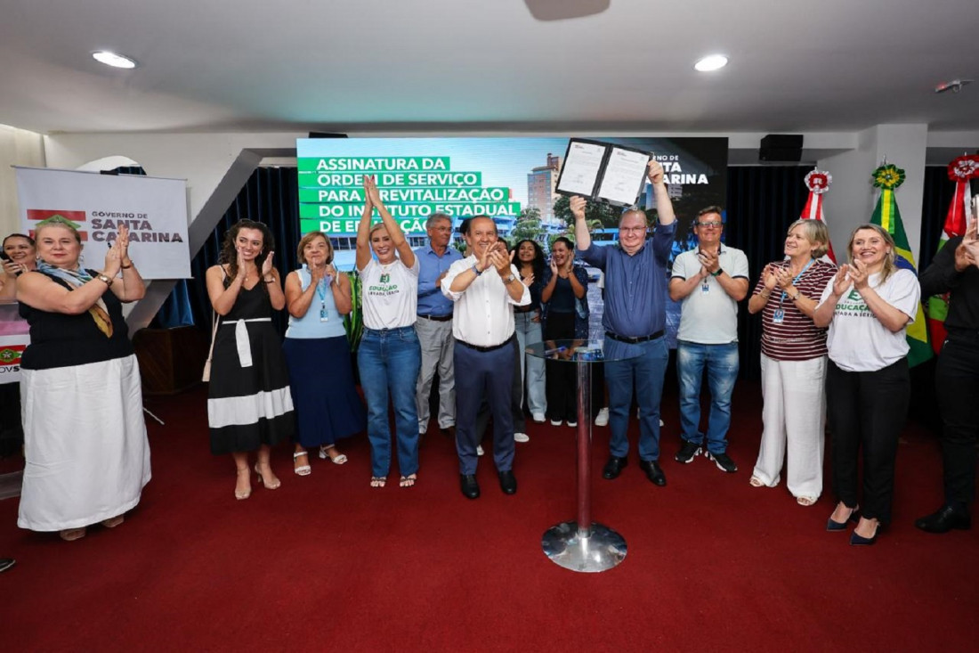  Jorginho Mello assinou a Ordem de Serviço no valor de R$ 5 milhões para pintura, revitalização e recuperação estrutural do Instituto Estadual de Educação, maior escola da rede e referência na América Latina.