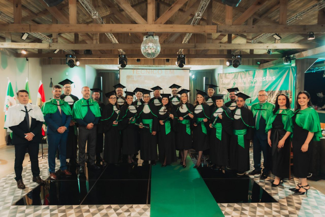  Turma do Curso de Florestas de Santa Cecília comemora a formação com as lideranças presentes