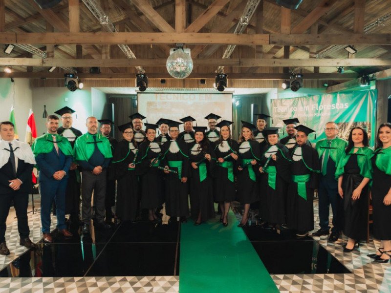  Turma do Curso de Florestas de Santa Cec&iacute;lia comemora a forma&ccedil;&atilde;o com as lideran&ccedil;as presentes