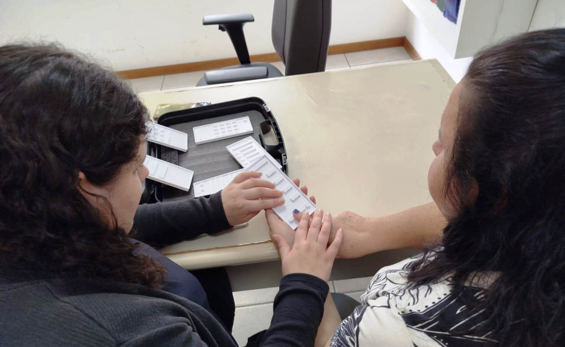 Material é impresso em 3D para dar segurança durante uso do telefone celular

