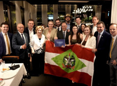 Deputados e senadores catarinenses recebem estudo sobre impactos da redu&ccedil;&atilde;o de jornada em evento em Bras&iacute;lia