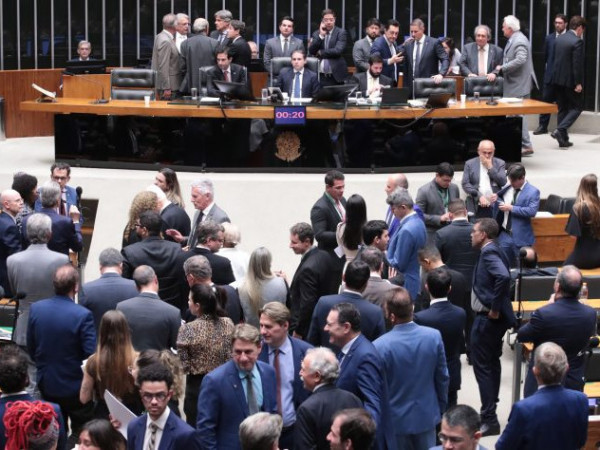 Na sess&atilde;o do Plen&aacute;rio, deputados aprovaram vers&atilde;o final para o texto

