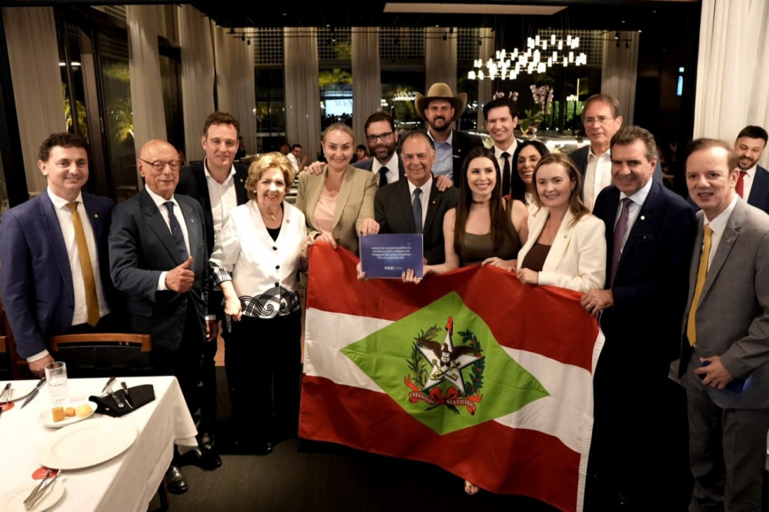 Deputados e senadores catarinenses recebem estudo sobre impactos da redução de jornada em evento em Brasília