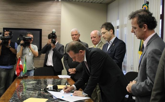 Assinatura da lei que concede t&iacute;tulo de Utilidade P&uacute;blica &aacute; Adjori/SC