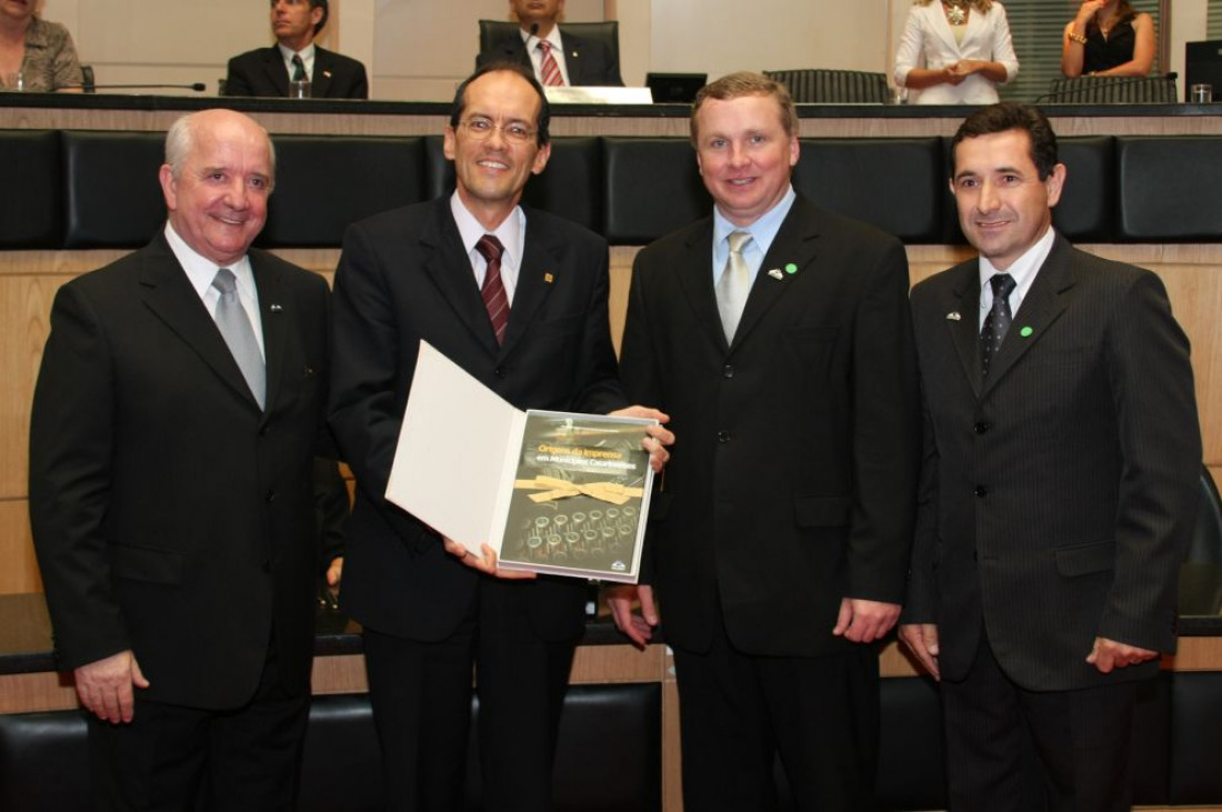 Lan&ccedil;amento do livro, na Alesc
