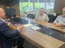 presidente do CREA-SC, Kita Xavier e os conselheiros F&aacute;bio Fiates o C&eacute;sar Luiz Corbellini em conversa para a realiza&ccedil;&atilde;o do 26&ordm; Conemi

&nbsp;