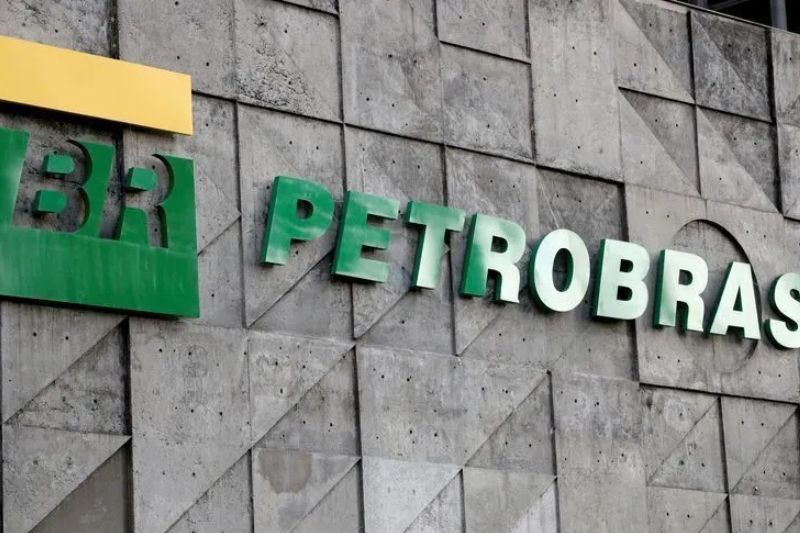 Petrobras monitora petróleo antes de cogitar alta a combustíveis
