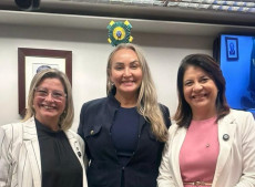A presidente da Comiss&atilde;o de Turismo da C&acirc;mara dos Deputados, Daniela Reinehr (PL/SC), com a 1&ordf; vice-presidente Ana Paula Le&atilde;o (PP/MG) e a 2&ordf; vice-presidente Carla Dickson (UNI&Atilde;O/RN). A mesa diretora do colegiado tamb&eacute;m &eacute; composta pelo 3&ordm; vice-presidente, deputado Bibo Nunes (PL/RS).