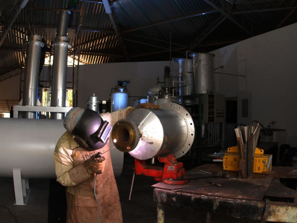 Faturamento da ind&uacute;stria sobe 2,3% em janeiro, mas est&aacute; abaixo de 2025