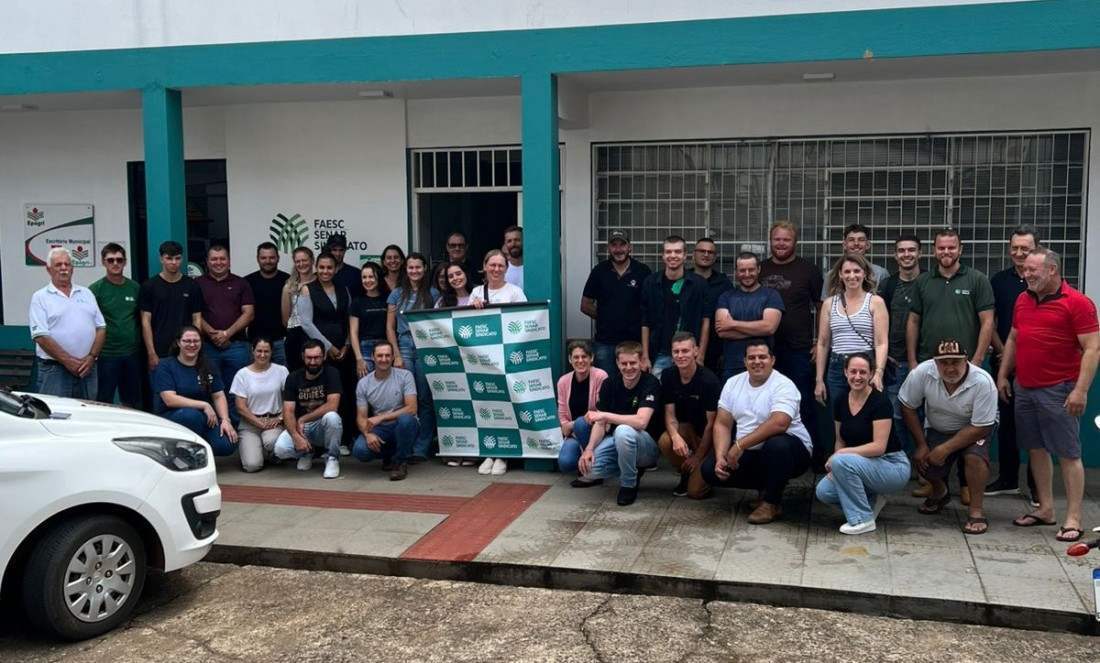 Alunos do Curso Técnico em Zootecnia de Seara e lideranças comemoram o início das aulas