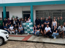 Alunos do Curso T&eacute;cnico em Zootecnia de Seara e lideran&ccedil;as comemoram o in&iacute;cio das aulas