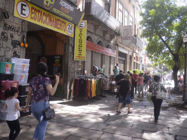 Vendas no com&eacute;rcio crescem 0,4% em janeiro e igualam patamar recorde