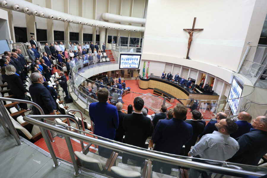 A solenidade aconteceu no Plenário da Alesc.

