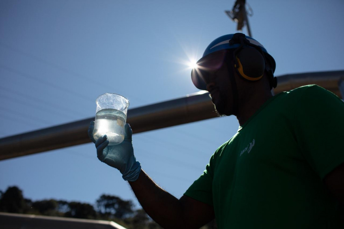 A empresa mantém uma gestão rigorosa e estruturada dos recursos hídricos, apoiada por software especializado e procedimentos operacionais robustos
