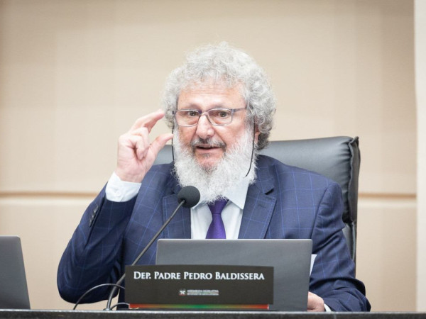 Deputado Padre Pedro Baldissera (PT) quer a cria&ccedil;&atilde;o de incentivos para a forma&ccedil;&atilde;o de "pastagens ap&iacute;colas", vegeta&ccedil;&atilde;o onde as abelhas colhem n&eacute;ctar e p&oacute;len para produzir mel.