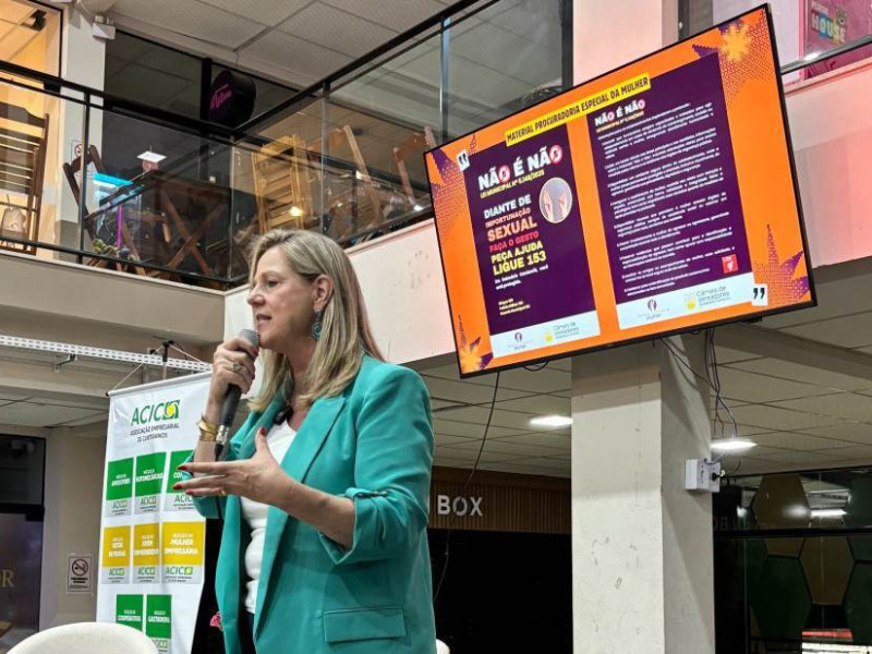 a vereadora Ci&ccedil;a M&uuml;ller (PDT) apresentou a Lei "N&atilde;o &eacute; N&atilde;o" durante palestra no Mercado P&uacute;blico Municipal , no Centro de Curitibanos