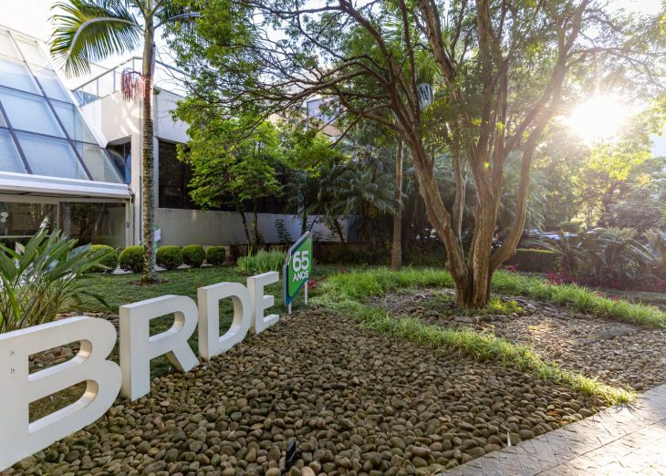 O resultado representa um avanço expressivo em relação ao mesmo período de 2025, quando o banco havia contratado R$ 566 milhões.