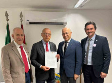 Representantes do cooperativismo, das agroind&uacute;strias e entidades de representa&ccedil;&atilde;o do agro catarinenses entregaram a parlamentares da bancada de Santa Catarina, em Bras&iacute;lia, o "Manifesto do Cooperativismo e das Agroind&uacute;strias Catarinenses pela Moderniza&ccedil;&atilde;o Respons&aacute;vel da Jornada de Trabalho".