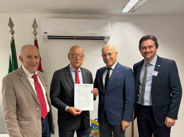 Representantes do cooperativismo, das agroind&uacute;strias e entidades de representa&ccedil;&atilde;o do agro catarinenses entregaram a parlamentares da bancada de Santa Catarina, em Bras&iacute;lia, o "Manifesto do Cooperativismo e das Agroind&uacute;strias Catarinenses pela Moderniza&ccedil;&atilde;o Respons&aacute;vel da Jornada de Trabalho".