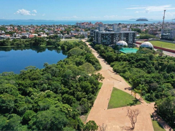Parque tem 4,5 quil&ocirc;metros de passeios internos e ciclovias, ilumina&ccedil;&atilde;o, bancos e mesas para piqueniques, bebedouros, espregui&ccedil;adeiras, paraciclos, um lago