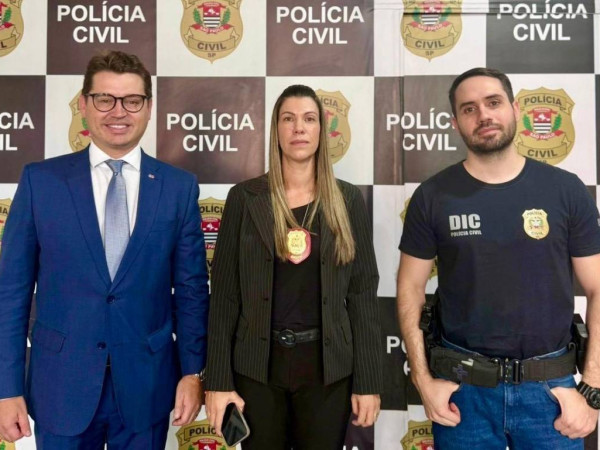 O vice-presidente da subse&ccedil;&atilde;o de Joinville, Guilherme Aquino Reusing, a delegada Roberta Franco Fran&ccedil;a, de Jaragu&aacute; do Sul e o delegado de Joinville, Murilo Batalha.