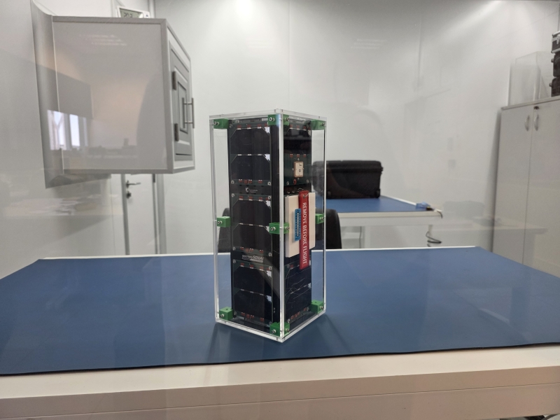 Catarina A-2 tem dimensões de cerca de 10cm x 10cm X 34cm, similar a uma caixa de sapato. 