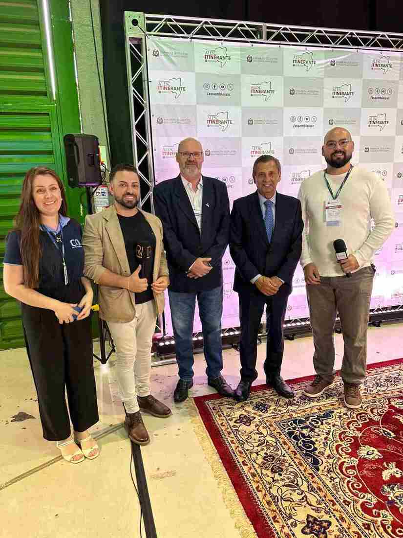 Maria Caroline Pinheiro (Correio Otaciliense); Robson Ribeiro (Rota da Not&iacute;cia); H&eacute;lio Westphal (A Semana), vice-presidente da Adjori/SC; deputado Julio Garcia, presidente da Alesc; Wilhian Peretti (O Celeiro)