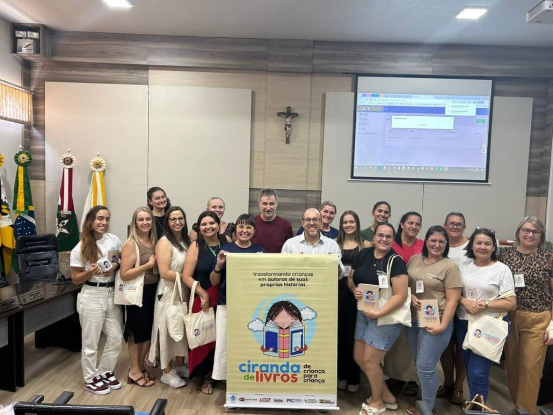 Projeto em SC transforma crianças em autoras e vai produzir 6 mil livros em escolas públicas
