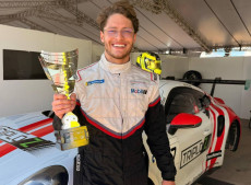  Piloto catarinense Jeff Giassi iniciou no automobilismo aos 4 anos, no kart, e ganhou destaque nacional ao se tornar tricampe&atilde;o da Porsche Esports Brasil,