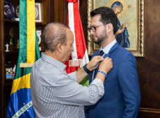 Ar&atilde;o Josino substitui Fabr&iacute;cio Oliveira, que se descompatibilizou obedecendo &agrave;s exig&ecirc;ncias da lei eleitoral. 