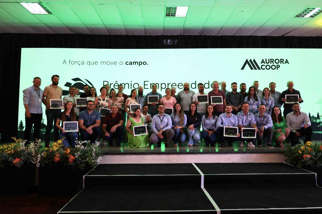 Produtores premiados e lideranças do Sistema Aurora Coop 