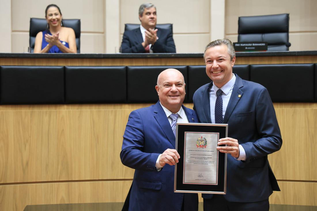Na cerimônia, o  Parlamento catarinense entregou uma placa de homenagem ao CREA-SC, representado pelo presidente Carlos Alberto Kita Xavier
