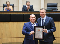 Na cerim&ocirc;nia, o  Parlamento catarinense entregou uma placa de homenagem ao CREA-SC, representado pelo presidente Carlos Alberto Kita Xavier
