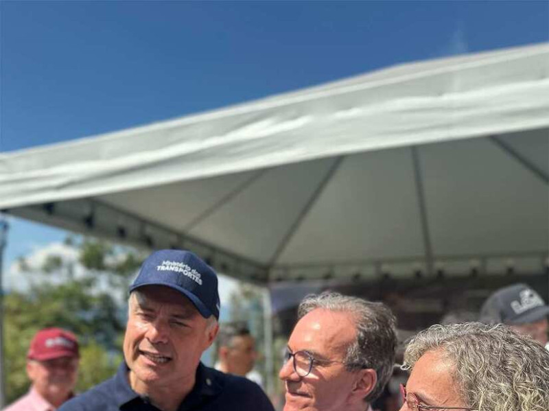 Ministro dos Transportes, Renan Filho; presidente do Sebrae, D&eacute;cio Lima, e a deputada Ana Paula Lima em recente inaugura&ccedil;&atilde;o de obra do minist&eacute;rio