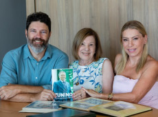 Maur&iacute;cio Oliveira, autor do livro, com a esposa de Zunino, Marlene, e a coordenadora do projeto de biografia, Daniela Zunino
