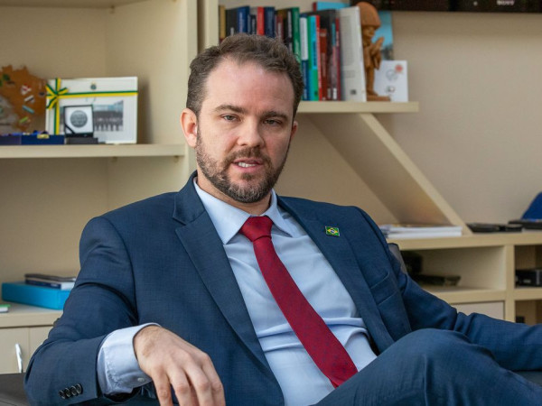 Governo avalia uso do FGTS para quitar d&iacute;vidas, diz Durigan