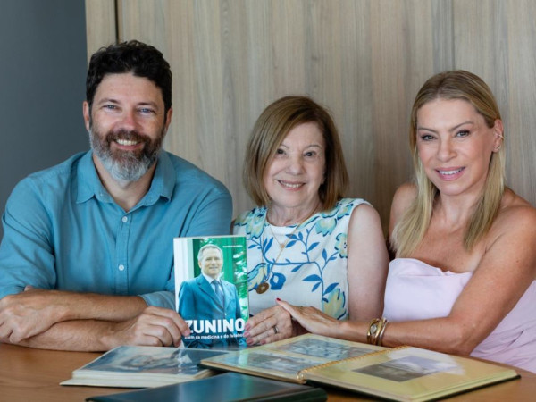 Maur&iacute;cio Oliveira, autor do livro, com a esposa de Zunino, Marlene, e a coordenadora do projeto de biografia, Daniela Zunino
