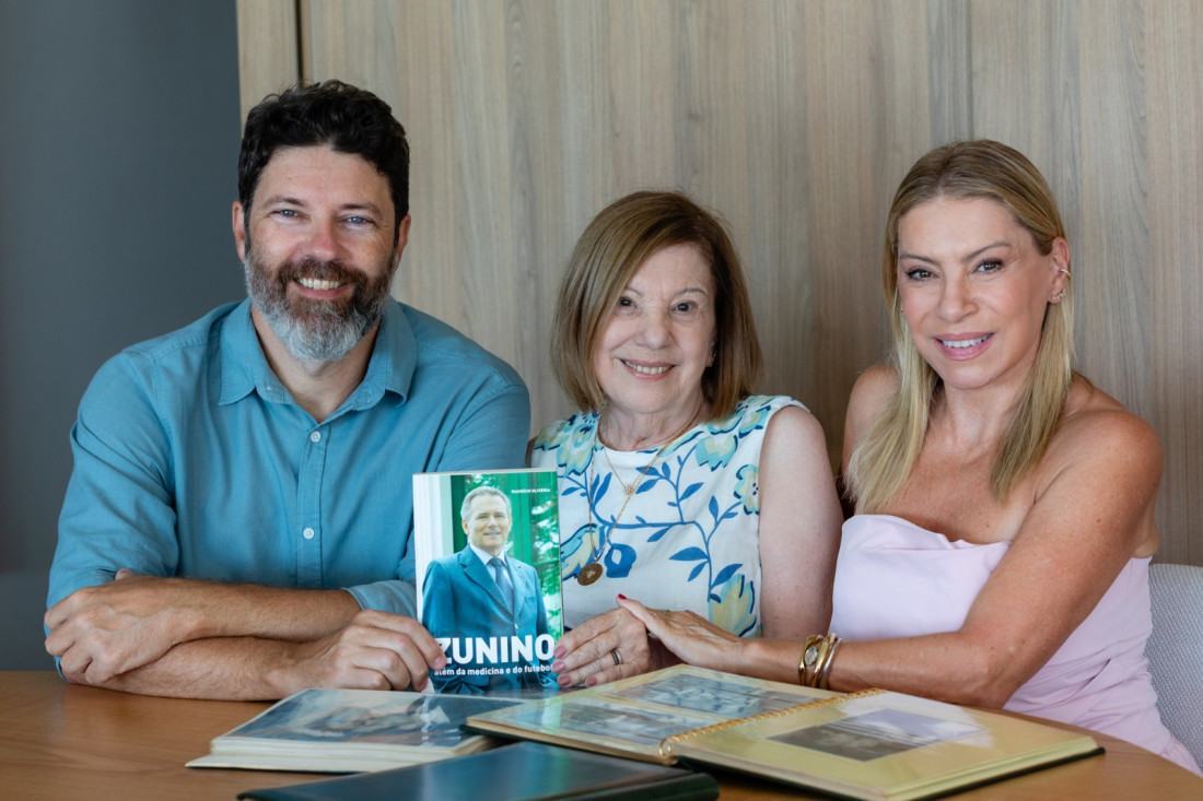 Maurício Oliveira, autor do livro, com a esposa de Zunino, Marlene, e a coordenadora do projeto de biografia, Daniela Zunino
