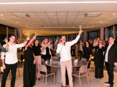 O brinde no evento que celebrou a marca hist&oacute;rica. 