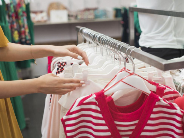 Varejo de vestu&aacute;rio e cal&ccedil;ados cresceu 5,5% entre agosto de 2024 e junho de 2025. 