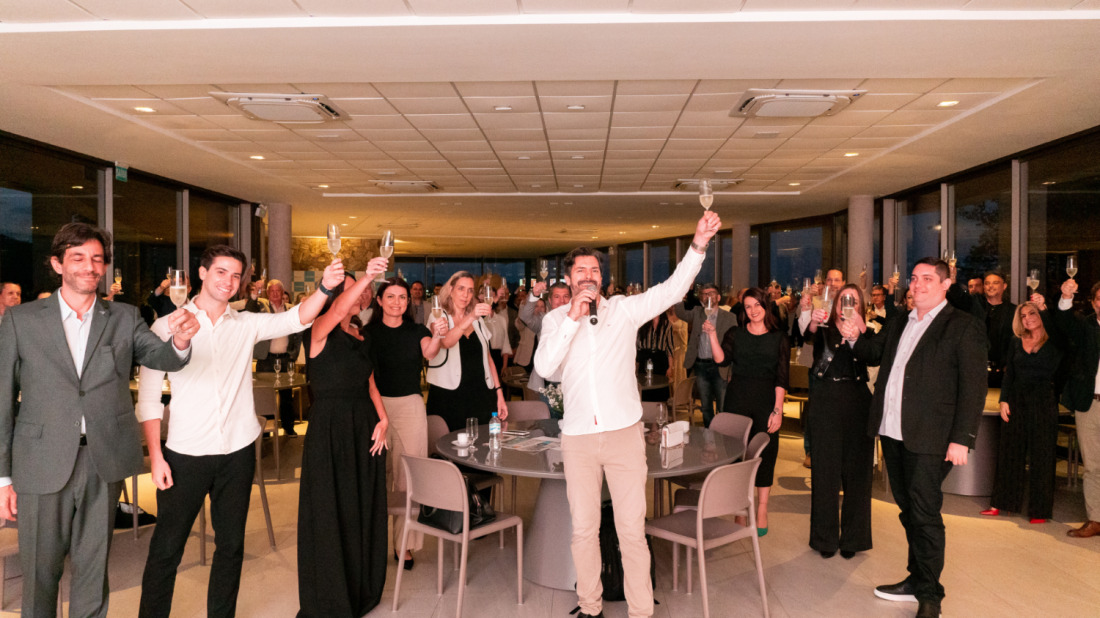 O brinde no evento que celebrou a marca histórica. 