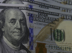 D&oacute;lar cai a R$ 5,06, e bolsa bate recorde com al&iacute;vio no Oriente M&eacute;dio