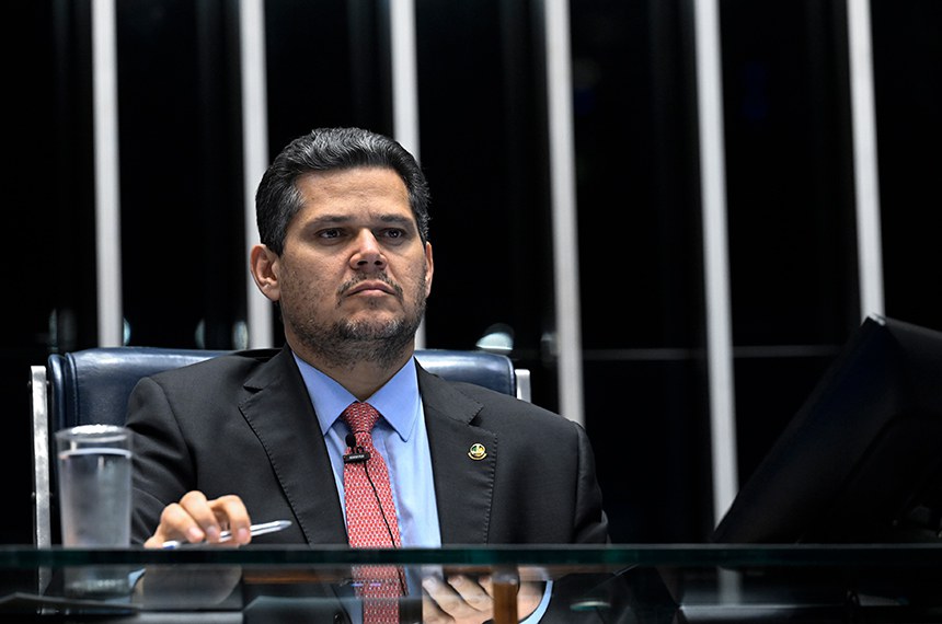 Em nota, Davi Alcolumbre afirmou que não negociou aprovação de Jorge Messias  em troca de indicações para chefiar agências reguladoras, conforme matéria do jornal O Globo, desta segunda-feira, 13. 

Fonte: Agência Senado

Fonte: Agência Senado